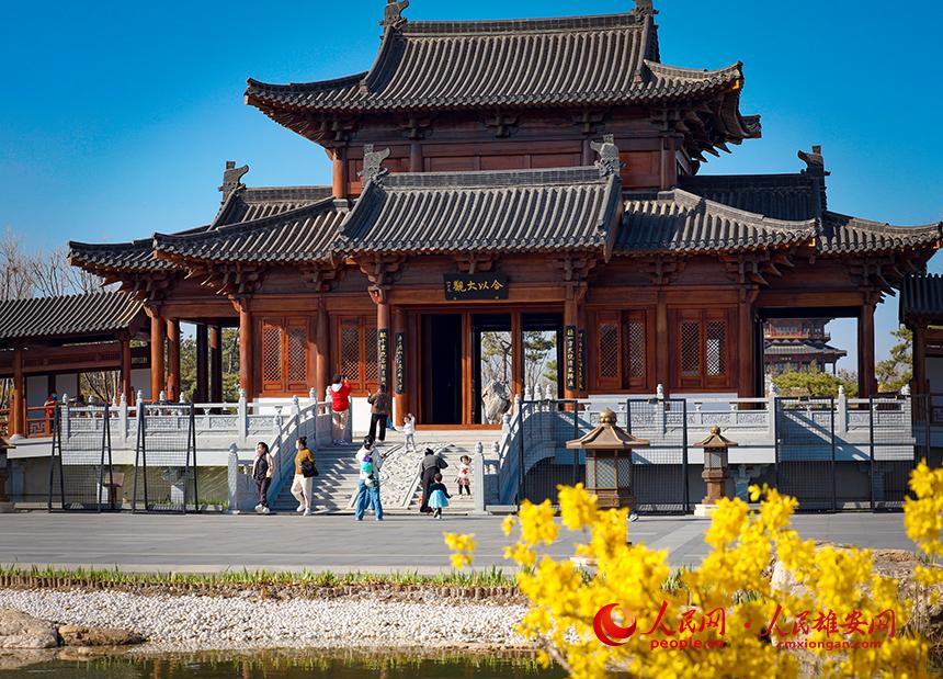 雄安悅?cè)莨珗@一角，不少家長帶著孩子前來游玩。人民網(wǎng)宋燁文攝